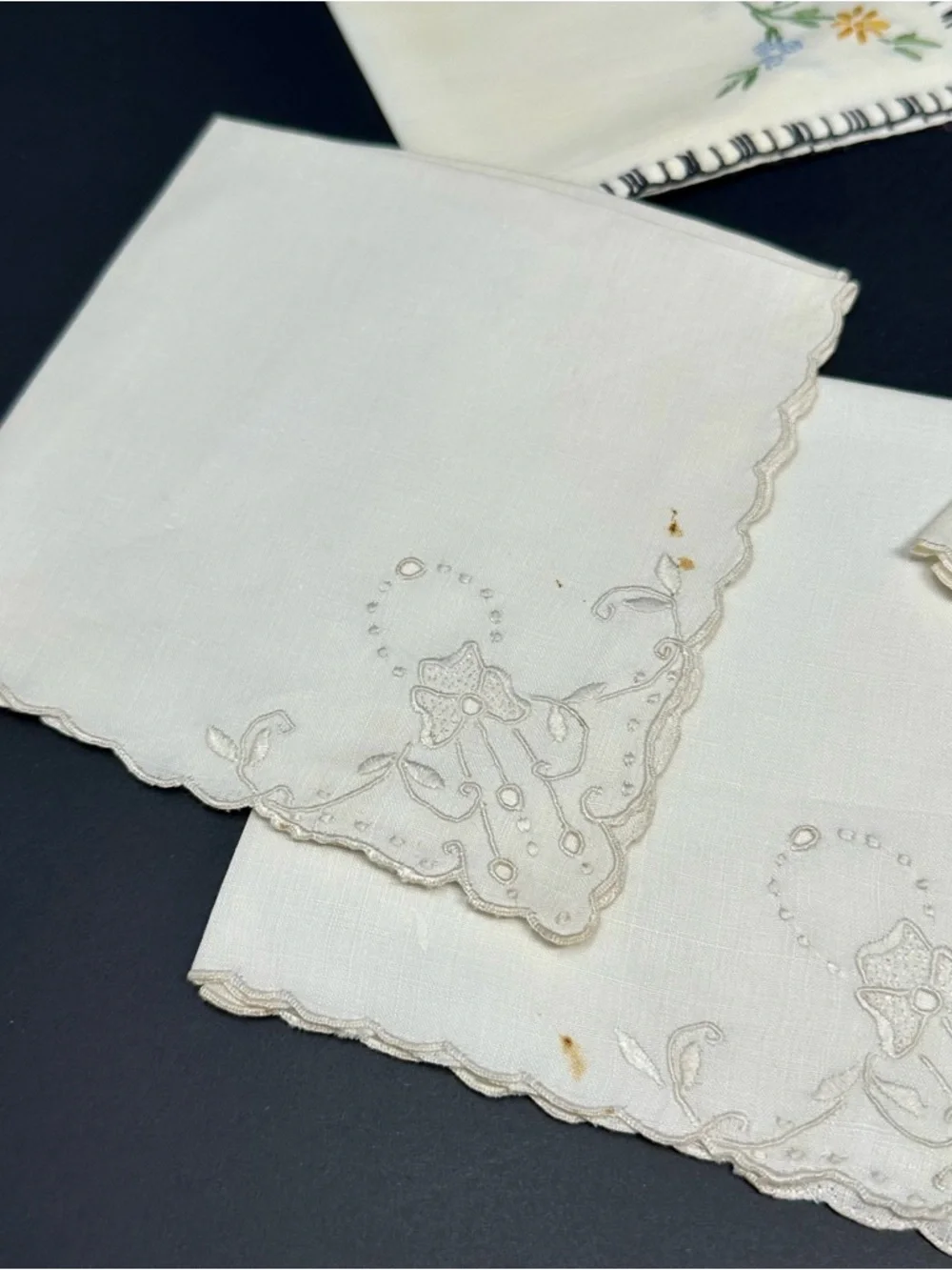 Vintage Linen Beige Floral Cut Out Scalloped (6) & Hand Embroided (4) Napkins A3
